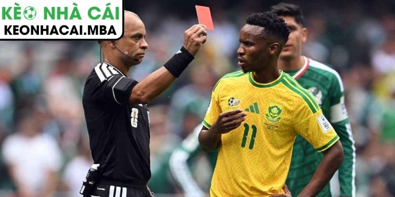 Thẻ đỏ của Sithole khiến Nam Phi hoàn toàn đánh mất thế trận